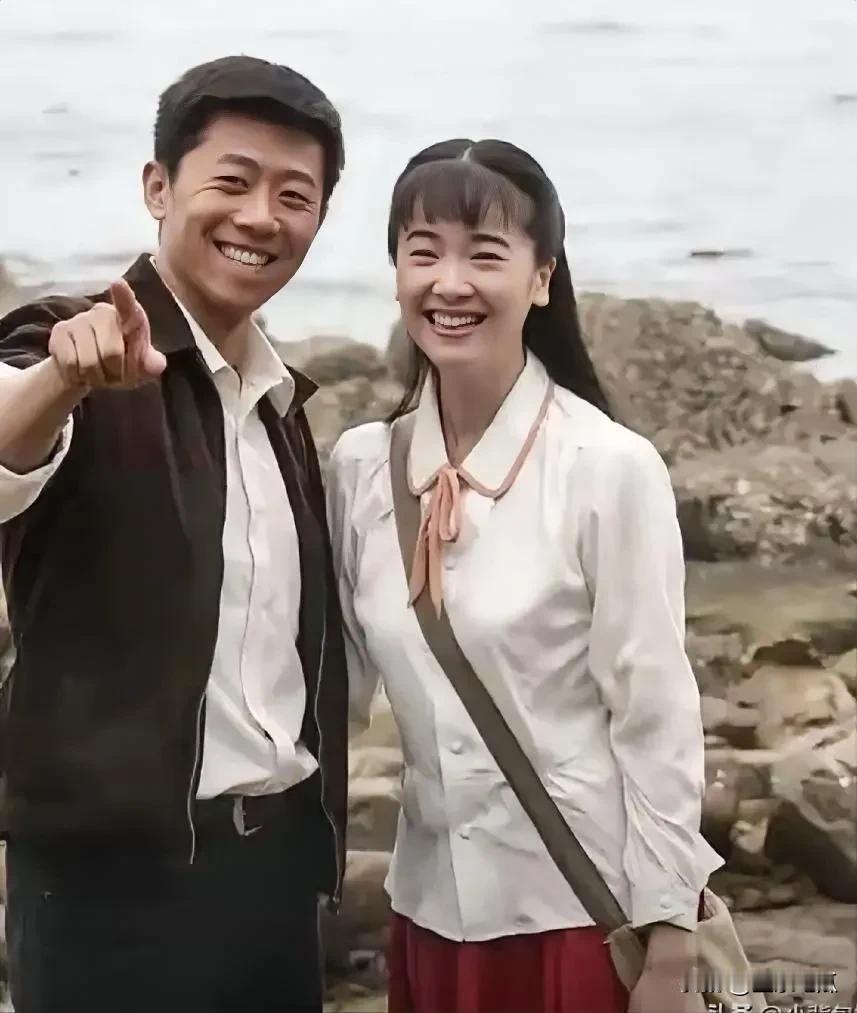 左边是夏雨，年轻，阳光，朝气蓬勃！右边笑脸如花的美女是谁呢？朴实，一脸的稚嫩！#