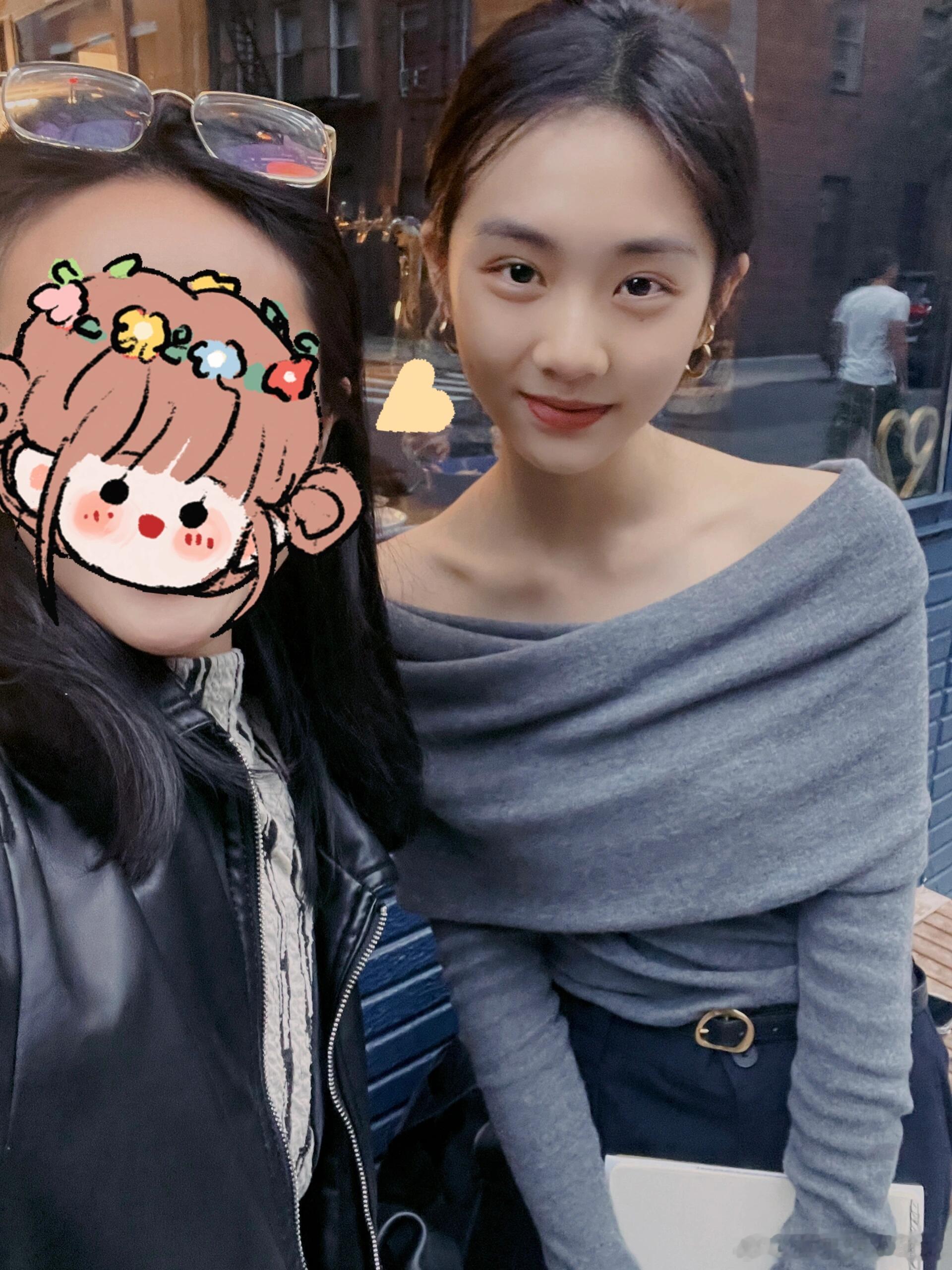 #网友晒与黄多多合照##黄多多在纽约街边画画# 网友晒与黄多多合照，在纽约街边画