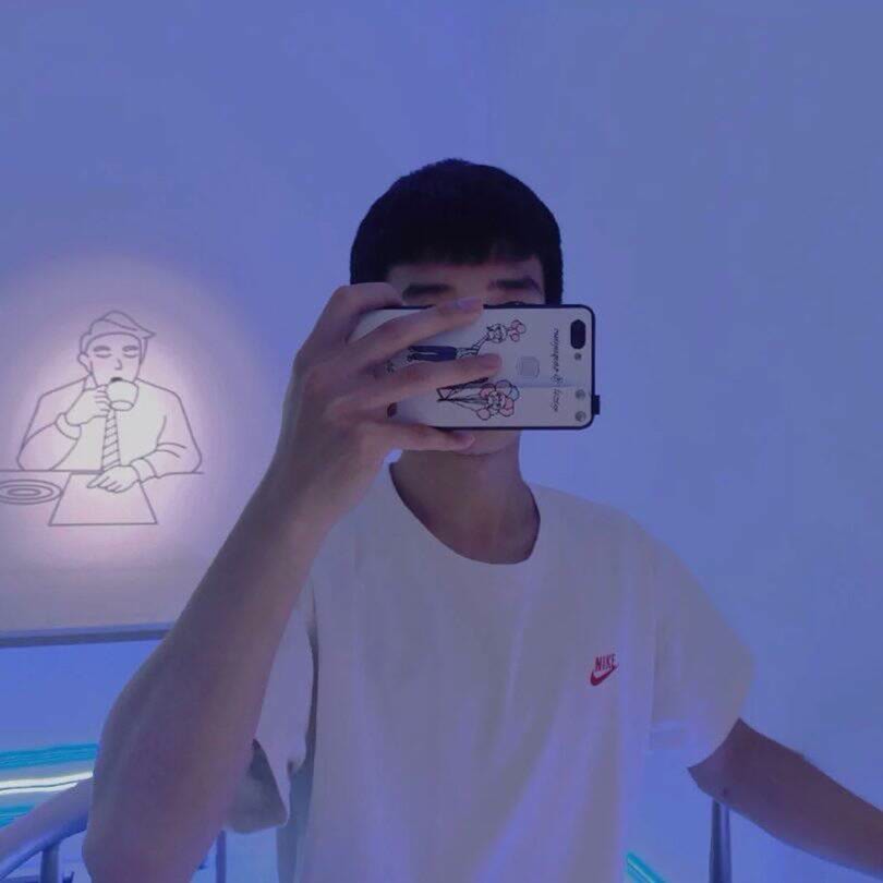 画纸上涂满蓝色，想起海边的浪涛声，那些烦恼像泡沫，被风轻轻吹走了。 ​​​