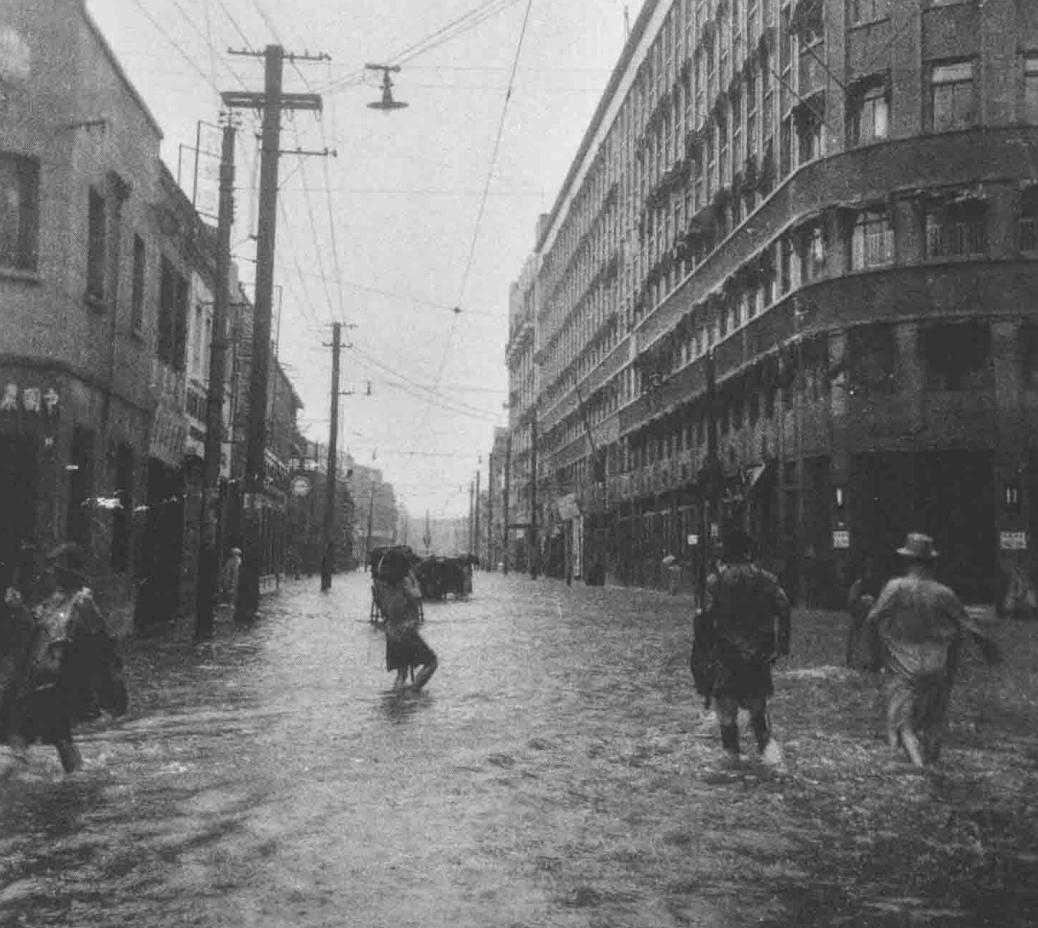 1949年7月25日，台风袭击，上海市区几成泽国。

外滩实测最大风速达每秒39