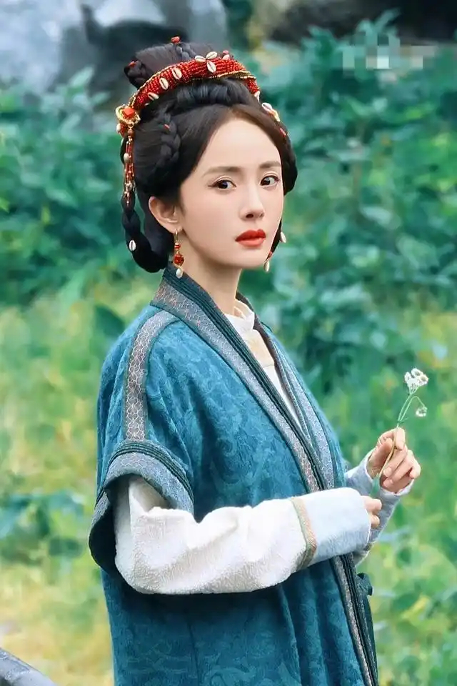 杨幂新剧路透，身穿蓝衣手拿小野花好惬意，待播出小野花会入镜吗 