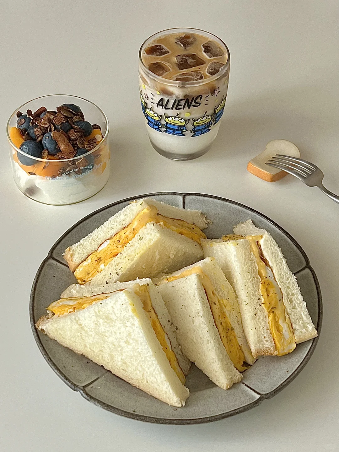 早餐｜芝士厚蛋吐司三明治🍞芒果酸奶杯🥣