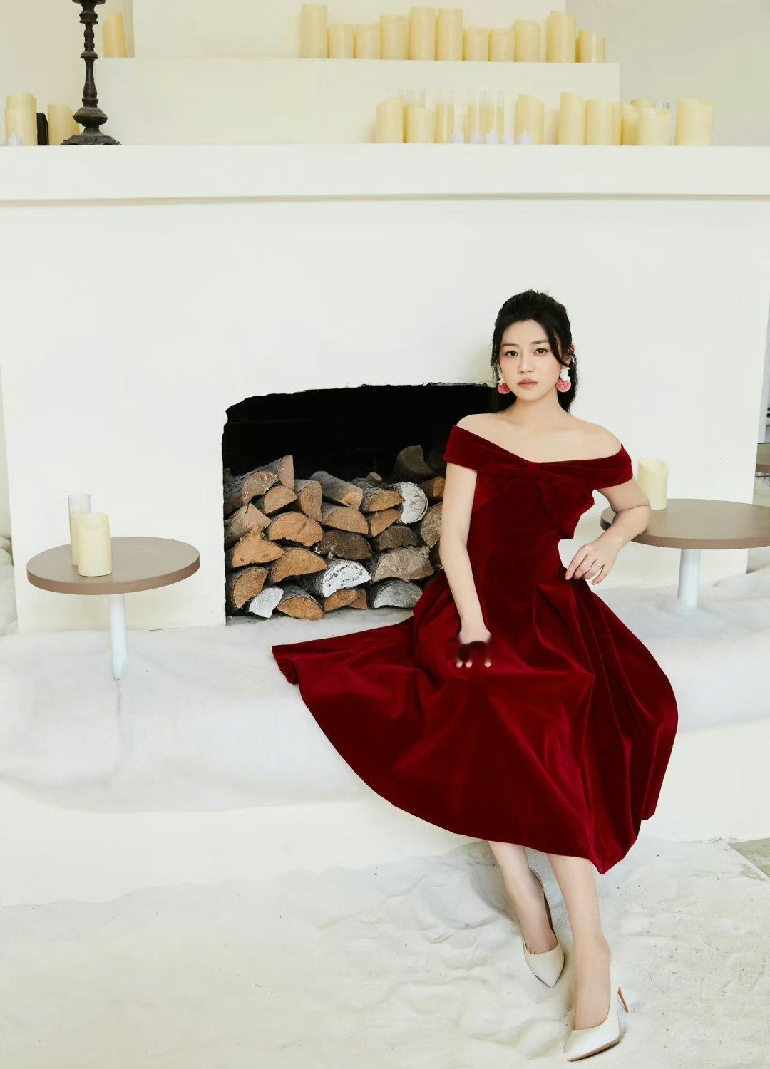 陈妍希的一组红色礼服写真～ 