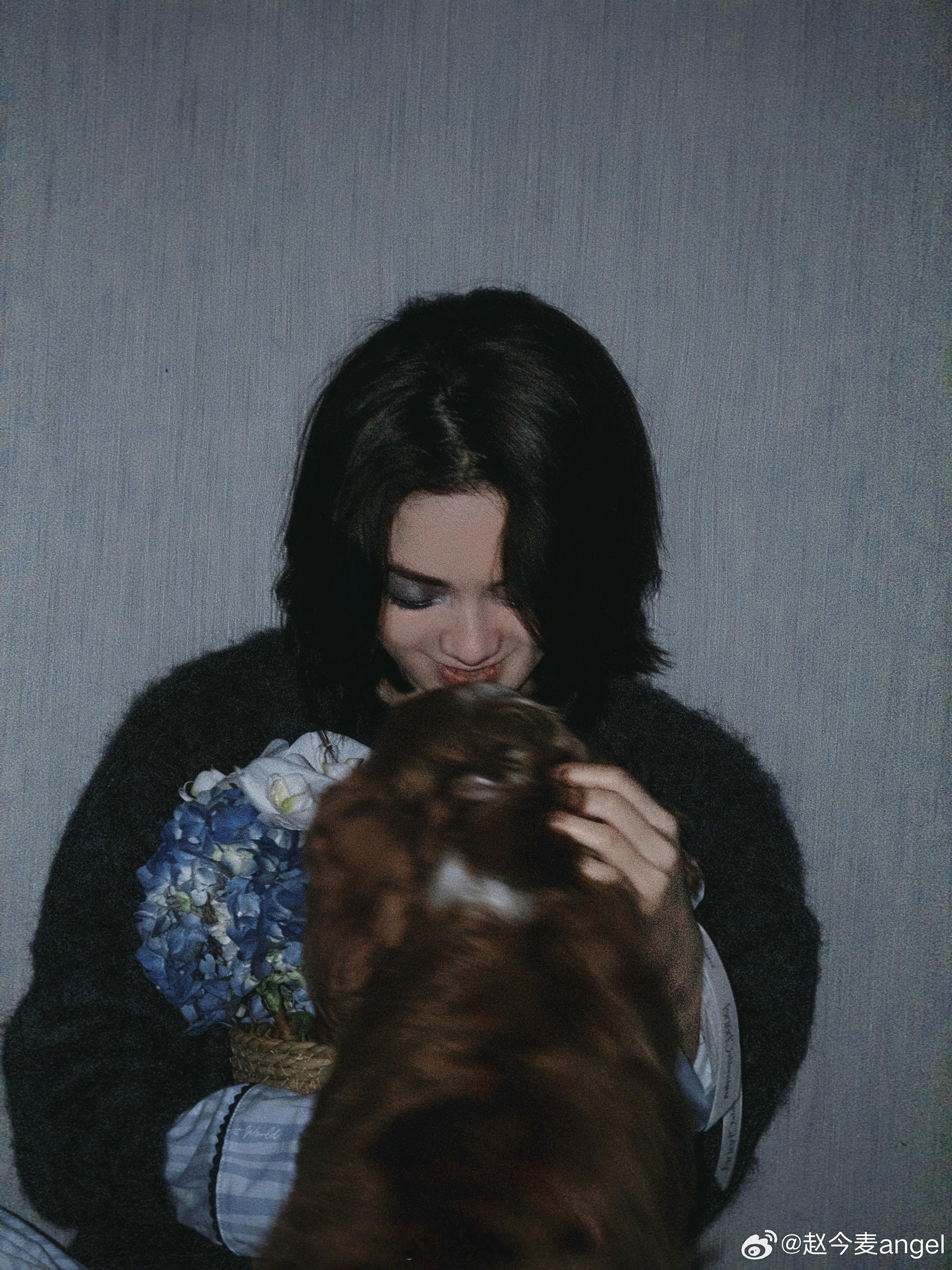 赵今麦拍点阳间的照片吧，阴湿女鬼不适合你，只看出了吓人。