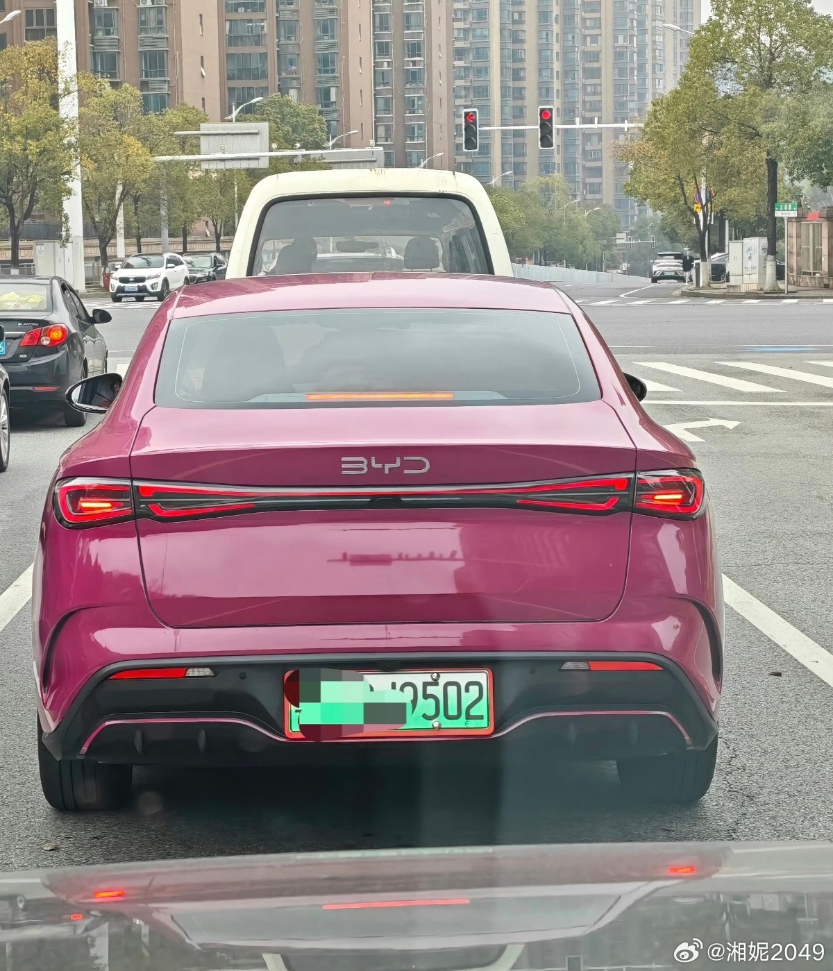 刷到了比亚迪的璀璨洋红估计是车主自己贴的膜，欢迎这种大大方方的改色大v聊车