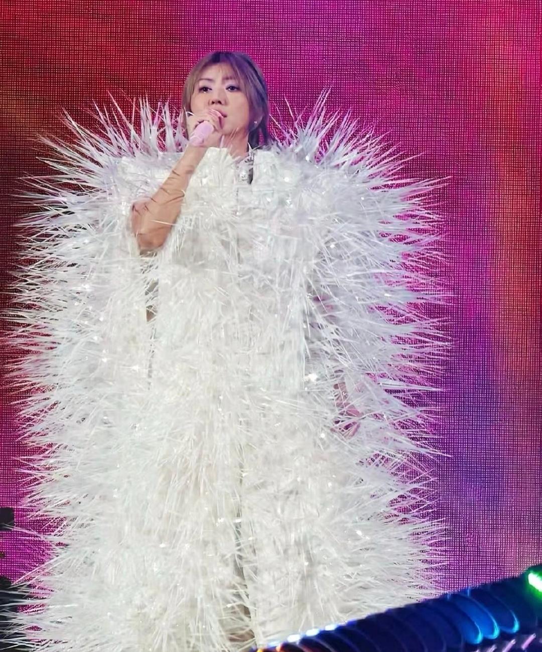 这哪是舞台女王啊，这分明是一颗修炼成精的超大号白海胆。

浑身上下都支棱着“尖刺