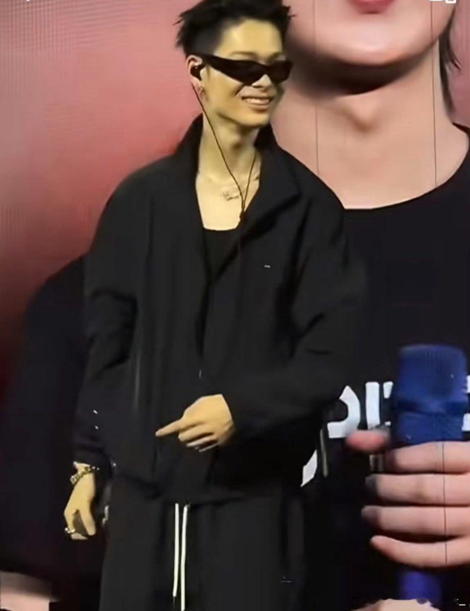 西村力演唱会的发言天呐有人因为他s了他还笑这么开心 