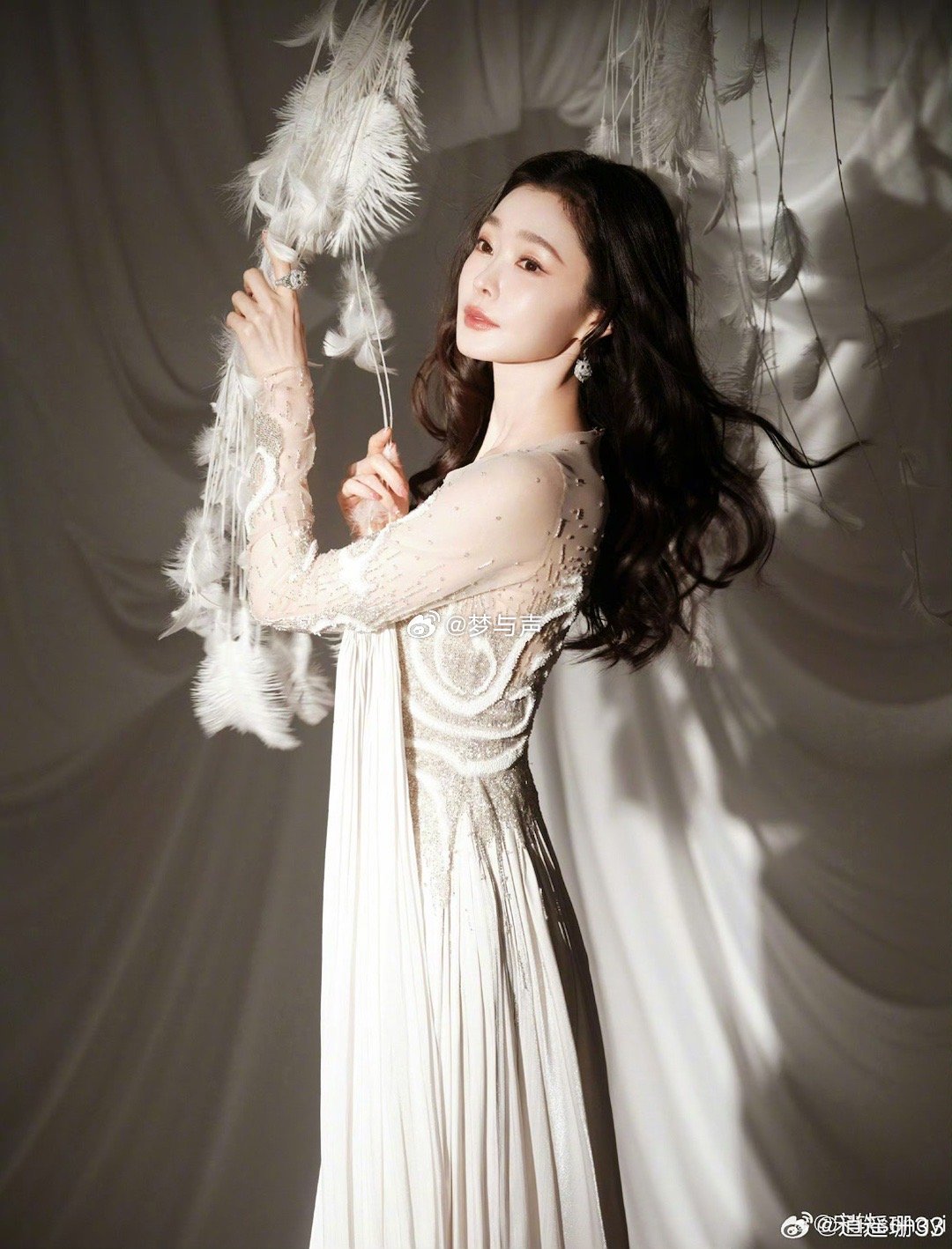 宋轶胎毛刘海 从古典盘发到胎毛刘海，宋轶总能找到最适合自己的风格。这几缕刘海让她