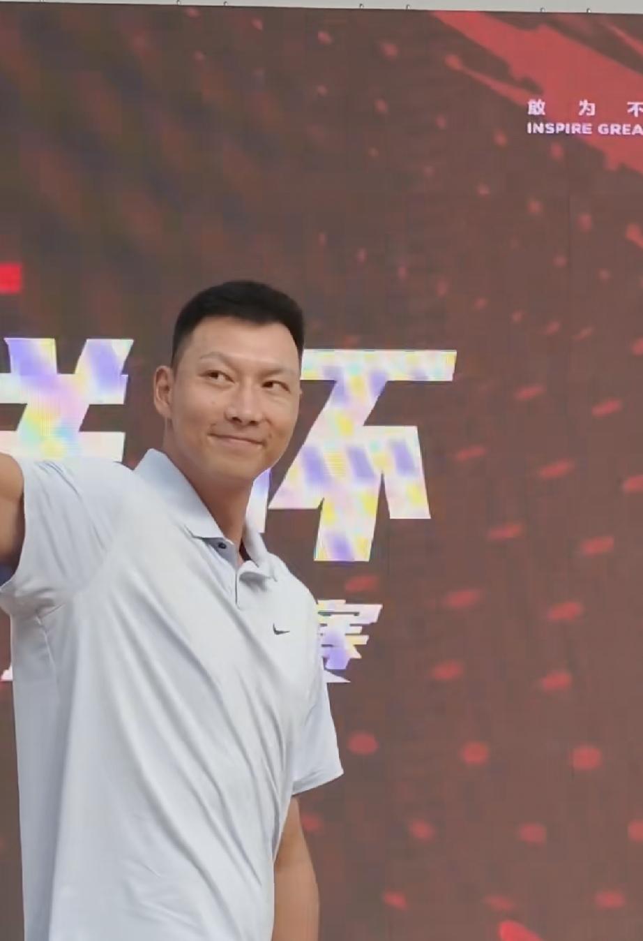 易建联现身东莞参加篮球活动，面相变了，瘦了不少脸变小了，总是板着脸，偶尔才露出一