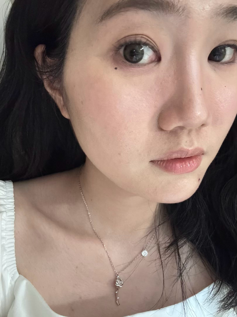 纪梵希流光真的还不错！！！亲测 一开始有点浮粉后面就正常了现在越来越贴皮了！！ 