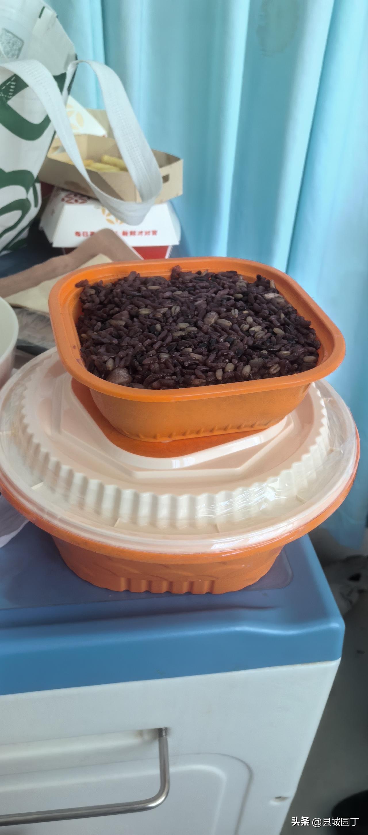 又到饭点了，继续点外卖。谁也不知道谁会过到哪一天呀，很讨厌外卖的我，最近不得不天