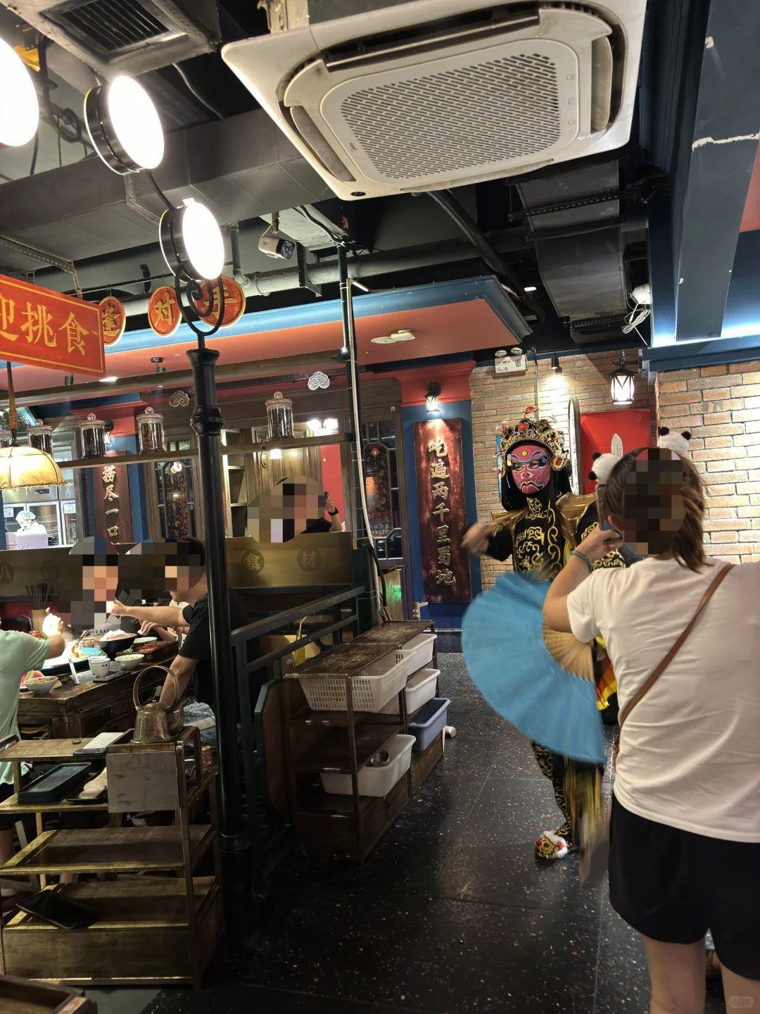 这家店吃火锅还能看川剧变脸诶！