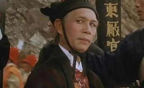 正德五年（1510年）八月，北京西四牌楼的刑场被围得水泄不通。 
 
男女老少踮