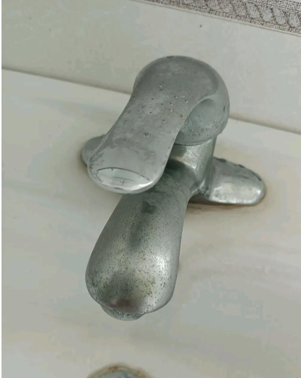 老丈人家洗脸池上的老式冷热两用水龙头坏了，就是那种老式的。如上图所示，我跟丈母娘