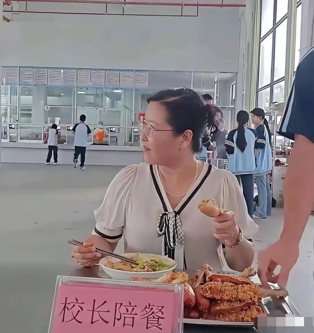 陪餐就陪餐，还放个“校长陪餐”的牌子，生怕学生不认识你这位校长吗？还是为了摆拍，