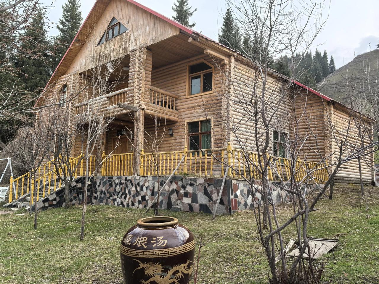 新疆的旅游季再度来临，我的山庄仍在静候它的有缘人。
    天山大峡谷是人们窥探
