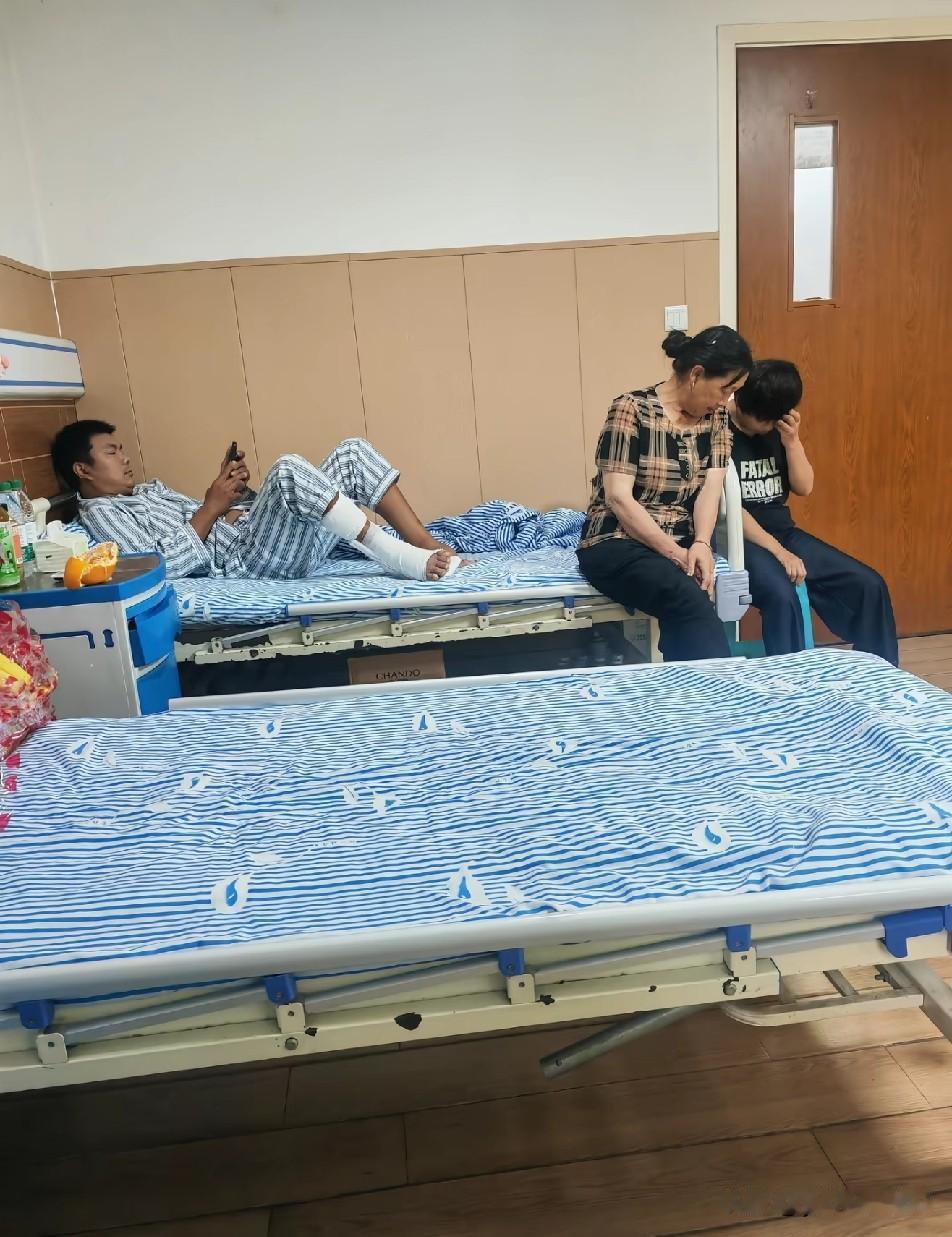 梦秋妈妈独自照顾两个人，没有亮哥和周敏在身边，梦秋变得格外老实