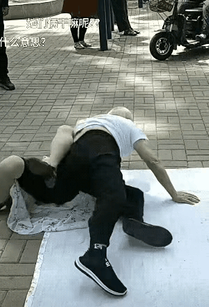 大爷大妈跳舞太难看了

公园里，到处都是大爷、大妈在跳舞，这位大爷跳舞不一般，他