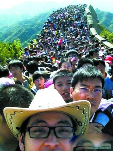 然而，旅游热潮背后隐藏的矛盾和问题却并不容忽视。看似美好的假期体验，往往被人潮拥