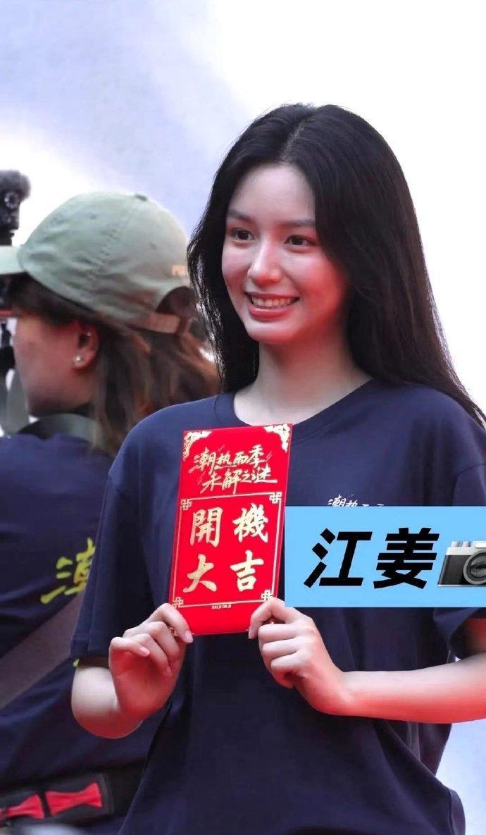 哈哈哈哈好营业感的微笑😁 