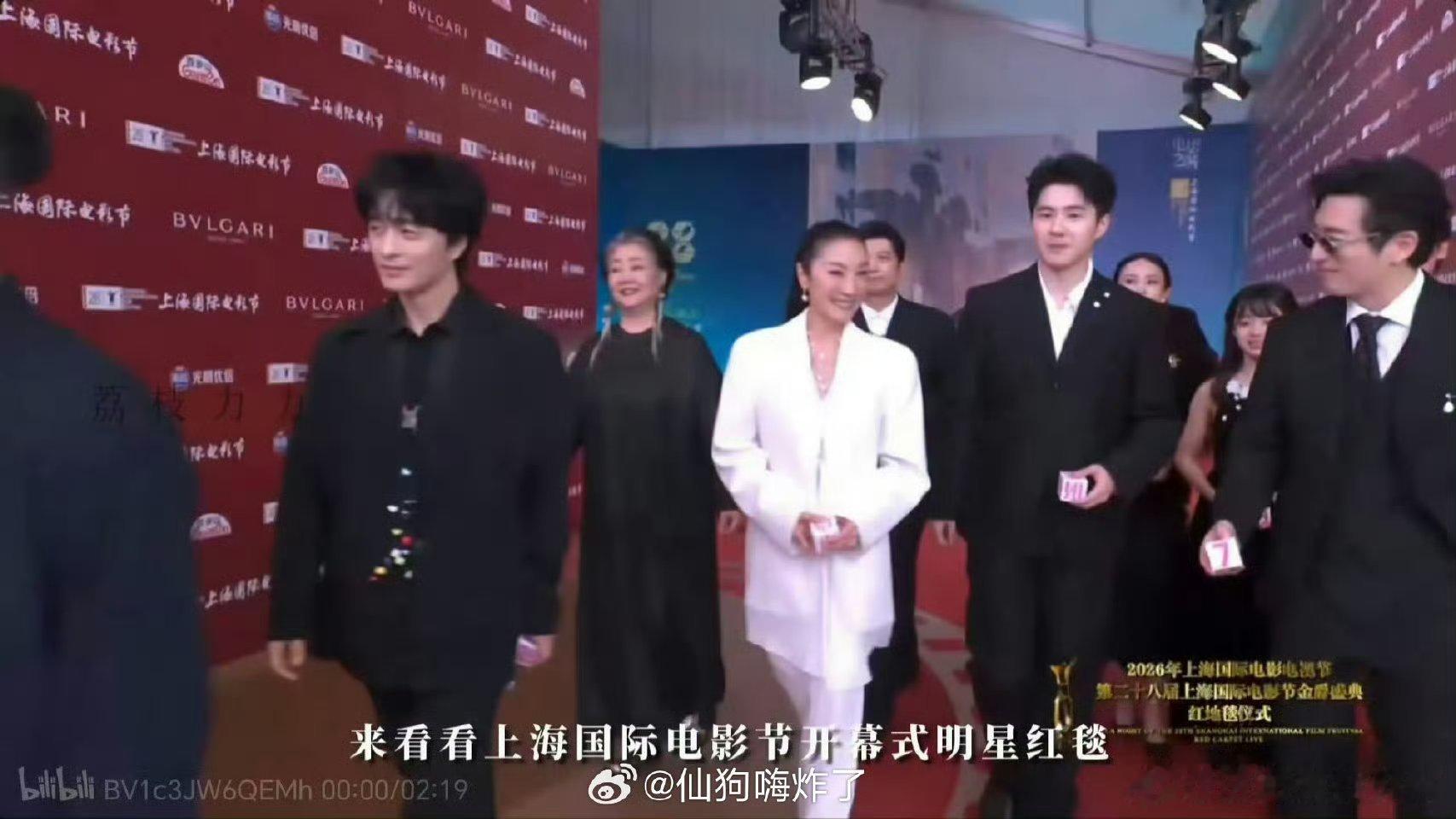 明星走红毯也喜欢看热闹上影节红毯袁弘撤退式离场 袁弘成上影节红毯最大显眼包，撤退
