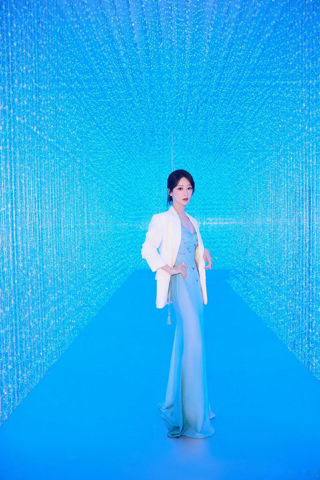杨紫三天三场活动杨紫三天活动三套造型今天是白衬衫大波浪的温柔姐姐，杨紫三天活动三