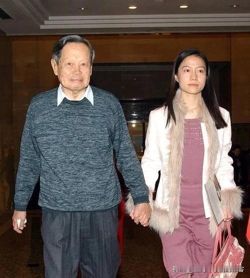 103岁杨振宁逝世后，翁帆的悼念方式藏着21年陪伴的真相
 
2025年10月1