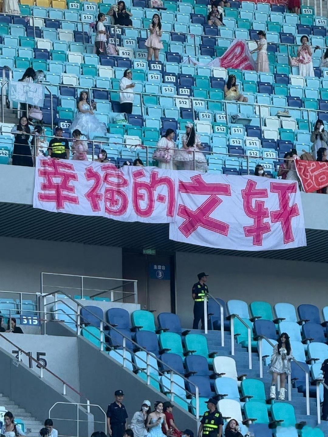 时代少年团发型塌了时代少年团演唱会时代少年团冒雨表演时代少年团直播 tg 碗盆批