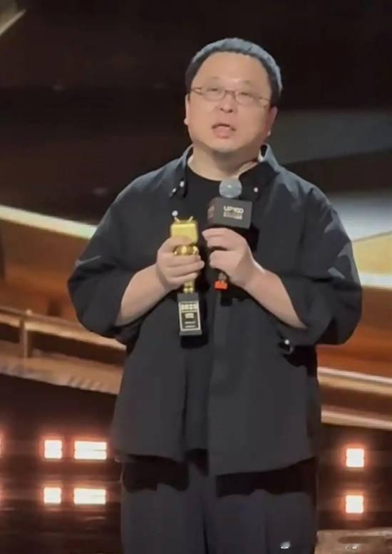 罗永浩被禁言后首亮相B站颁奖 拒领终身成就奖据大河报报道，近日，罗永浩于谦拒领终