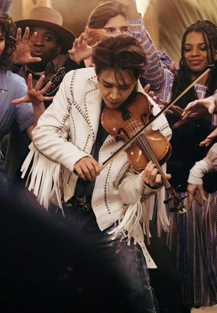 刘宪华做客凯莉秀 国际舞台上的刘宪华，松弛、自信、有光。一曲《ENJOY THE