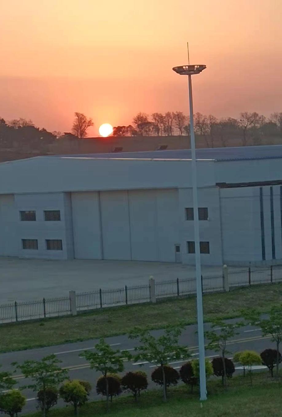 阳光，普照大地。光阴，以诗落笔。岁月，以歌成章。愿快乐朝朝夕夕，愿好运日月相依，