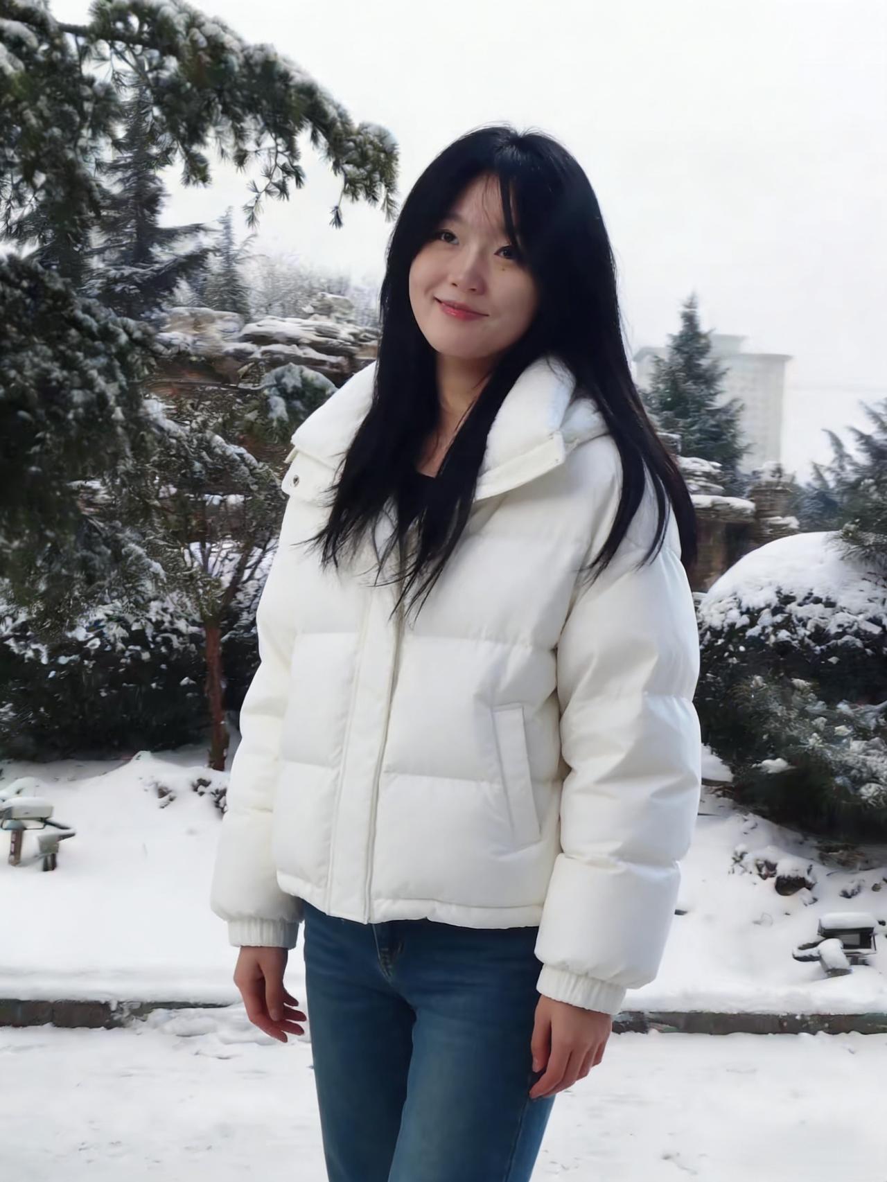 站在雪中，未感到一丝冷
我的身体里燃着一团烈火
雪落无声，在我心底
刻下一片纯白