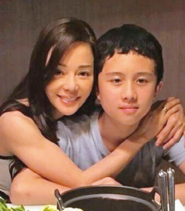 畸形的爱到底有多可怕？台湾艺人狄莺，执意给儿子哺乳整整12年，与儿子同榻而眠长达