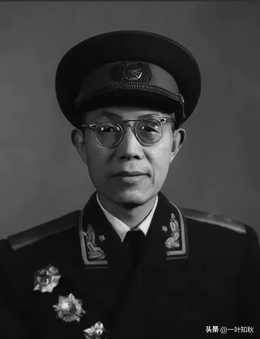 1937年，红军侦察部长流浪西北，靠给地主写对联谋生。不料地主只看了一眼字迹，低