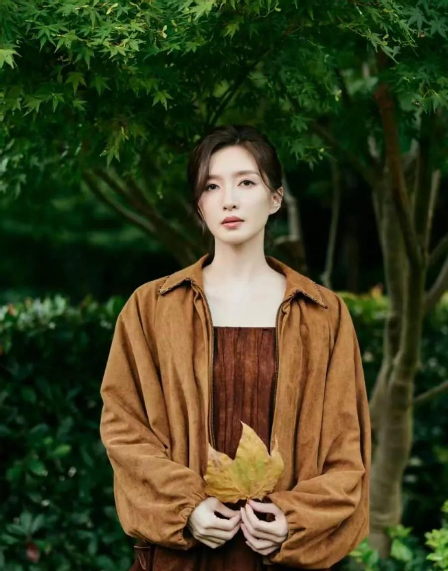 真的被江疏影的“中年松弛感”狠狠治愈了
 
终于懂了，女人最高级的美，从不是少女