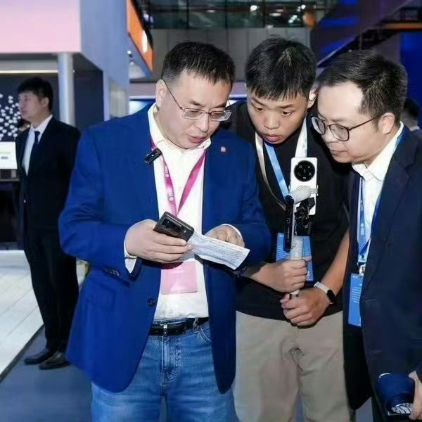 小米15Pro终于开始进入曝光阶段了！图三是网友进行AI超清后的样子，你们感受一