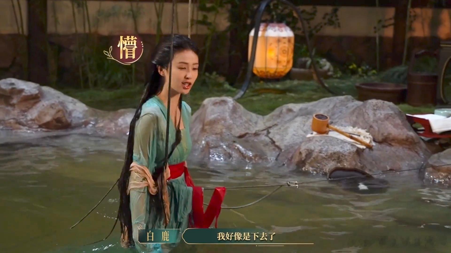 白鹿丞磊温泉戏花絮白鹿吊威亚直接入水 白鹿吊威亚直接入水，丞磊身材管理绝了。打戏