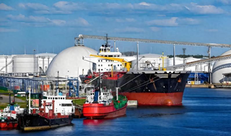 美国页岩油慌了！
8国同步增产，份额争夺战开打。
 
3月1日，沙特、俄罗斯等8