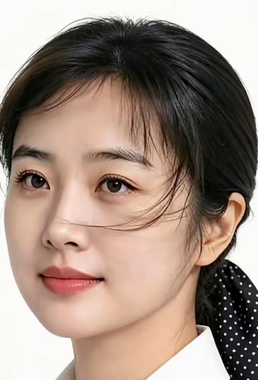 何为真正的国色天香？不依赖精致妆容，没有滤镜的修饰。这位绝代佳人眉目温婉，风骨天