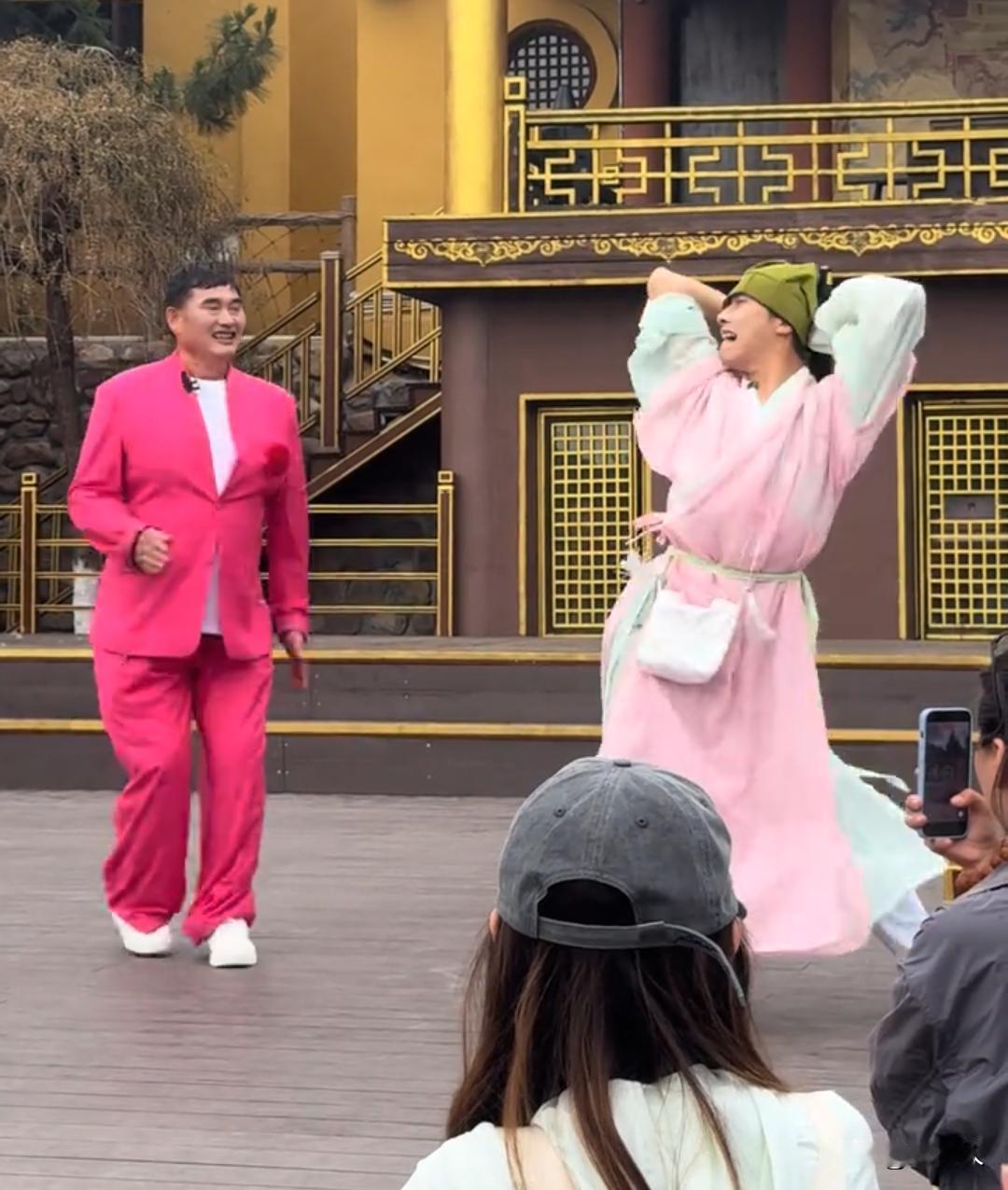 “大衣哥”朱之文整个7月份几乎天天都有商演，他一个月的出场费比普通人一辈子挣得都