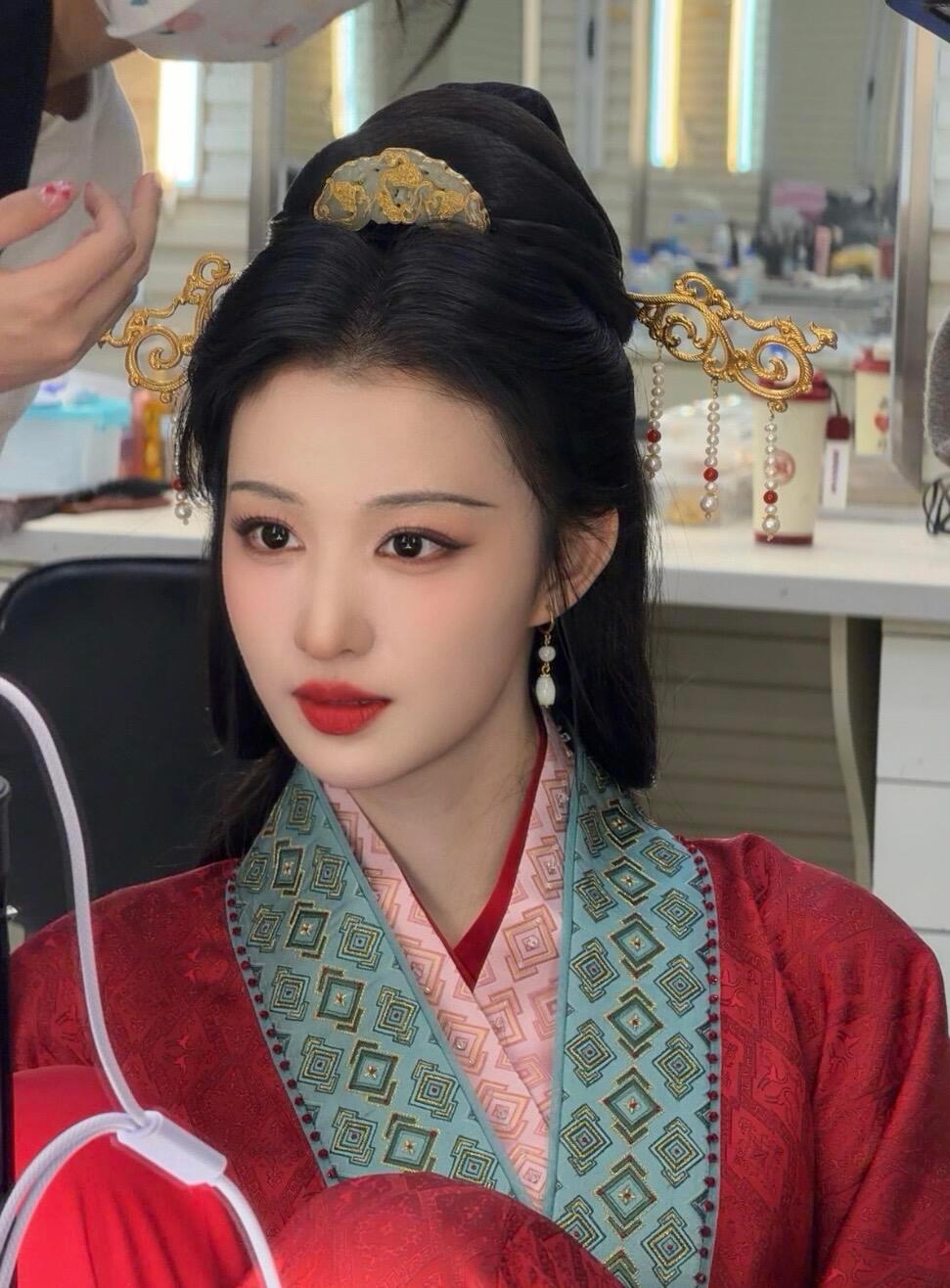 王楚然这个央视春晚花神妆好惊艳。红色古装搭配精致金饰，红唇明艳，整体造型古典大气