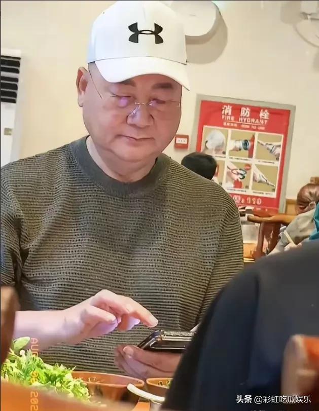 迟重瑞现身北京饭店，失去老伴陈丽华以后，他脸部浮肿胖了一大圈，状态不太好。

以