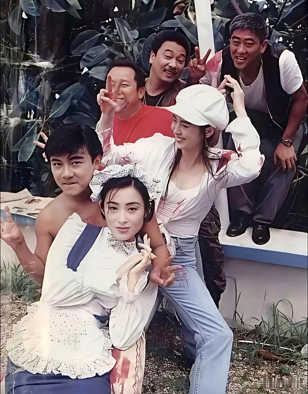1993年喜剧电影《芝士火腿》的幕后合影，集结了张卫健、张敏、王祖贤、吴孟达、曾