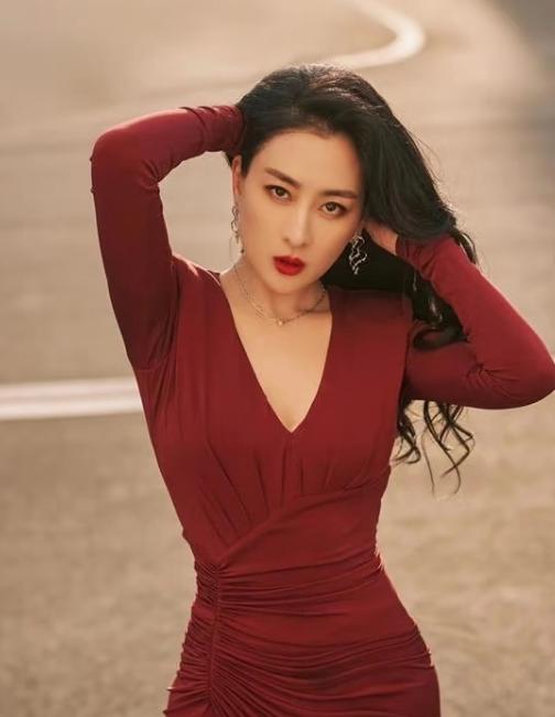 马苏如今的处境难免让人唏嘘，论外形、状态与身材管理，她在同龄女演员中优势突出，早