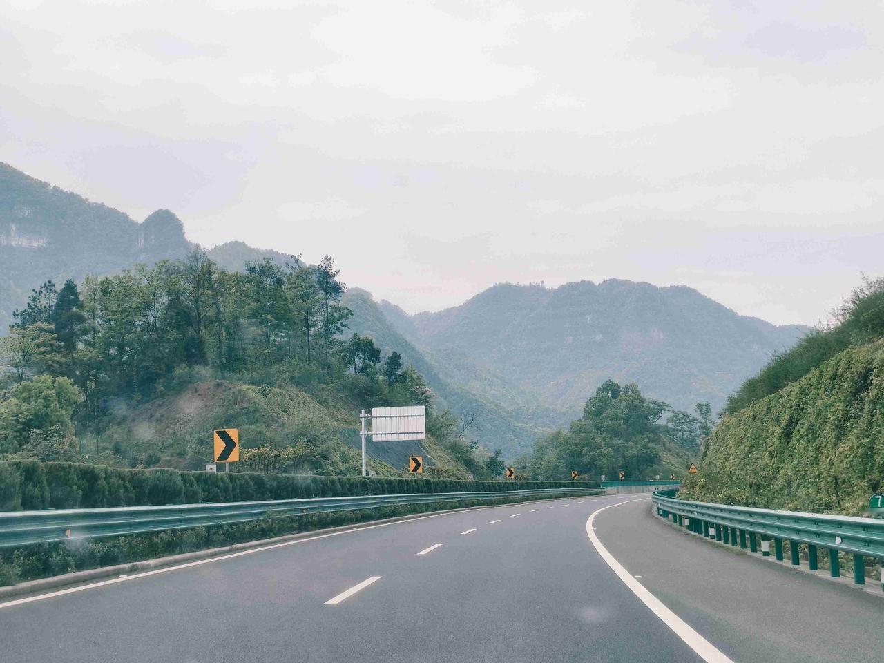 昨天早上六点半从咸阳出发，下午四点多到湖北宜都市，走进宜都市，才知道湖北还有个宜