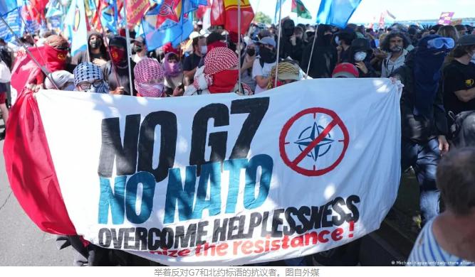 G7 乱成一锅粥了！

据美联社报道，6 月 14 日，大批抗议者聚集在峰会举办