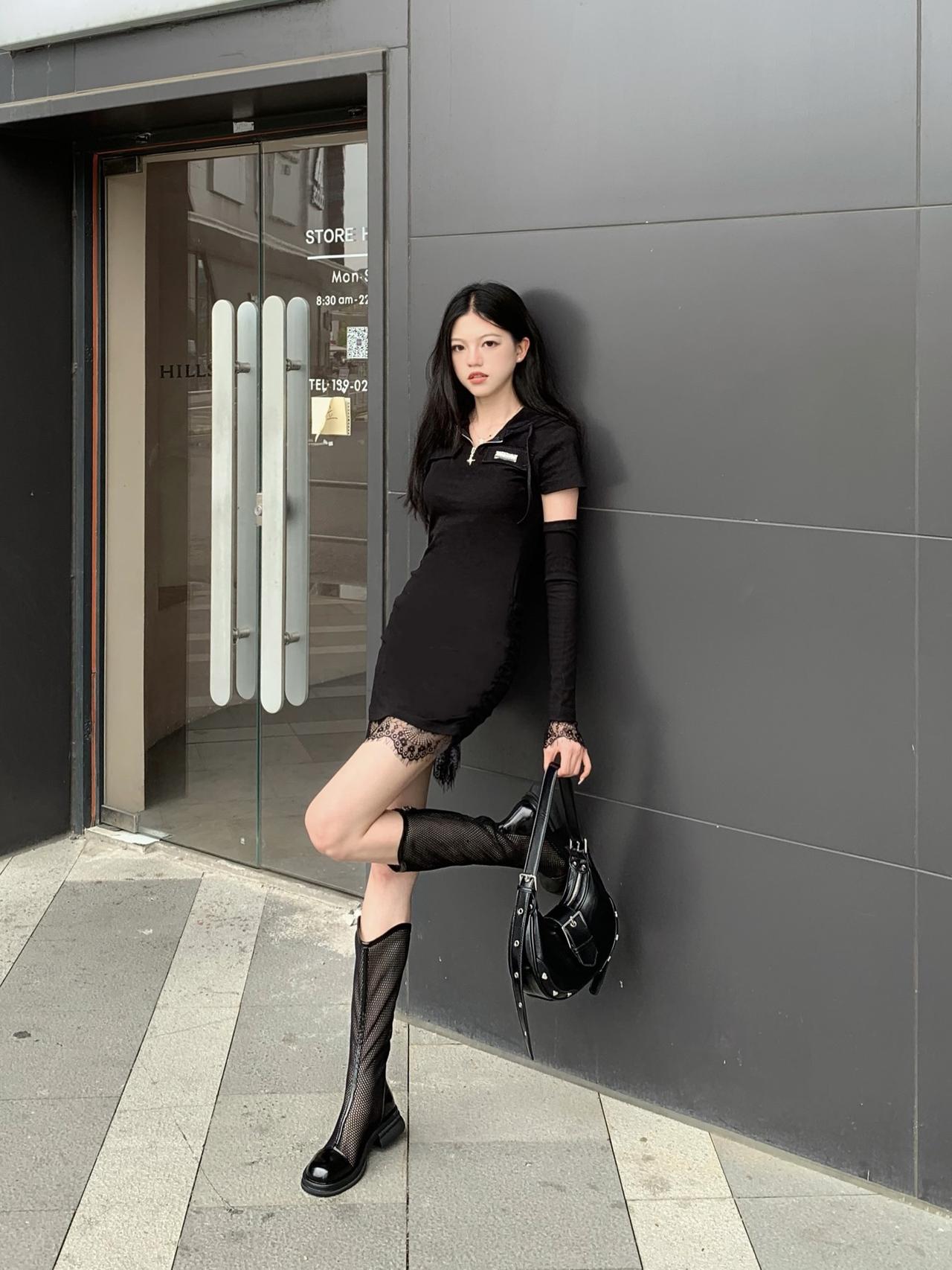 |||今天姐又美了 黑色简直就是我的本命色
裙子领口金属拉链设计搭配袖套甜酷拉满