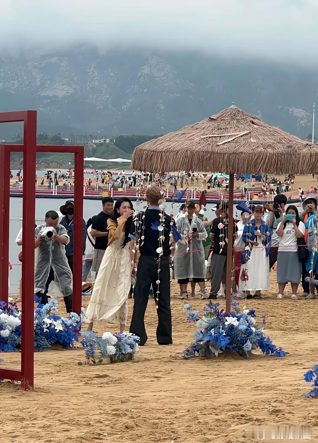 关晓彤和李昀锐现身山东威海拍剧，男帅女靓，画面好养眼，俩人的颜值太适合偶剧了。 