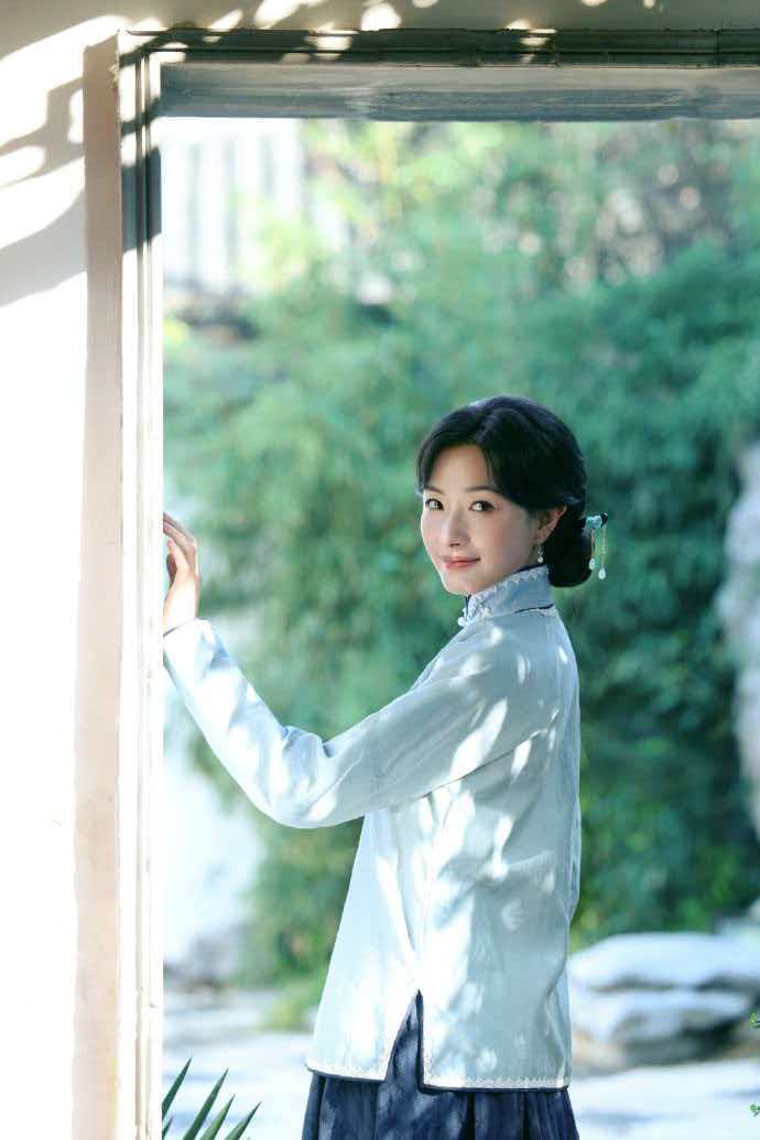 万茜民国大小姐妆造初见就被惊艳，万茜民国大小姐妆造温婉动人，自带柔光滤镜，把东方