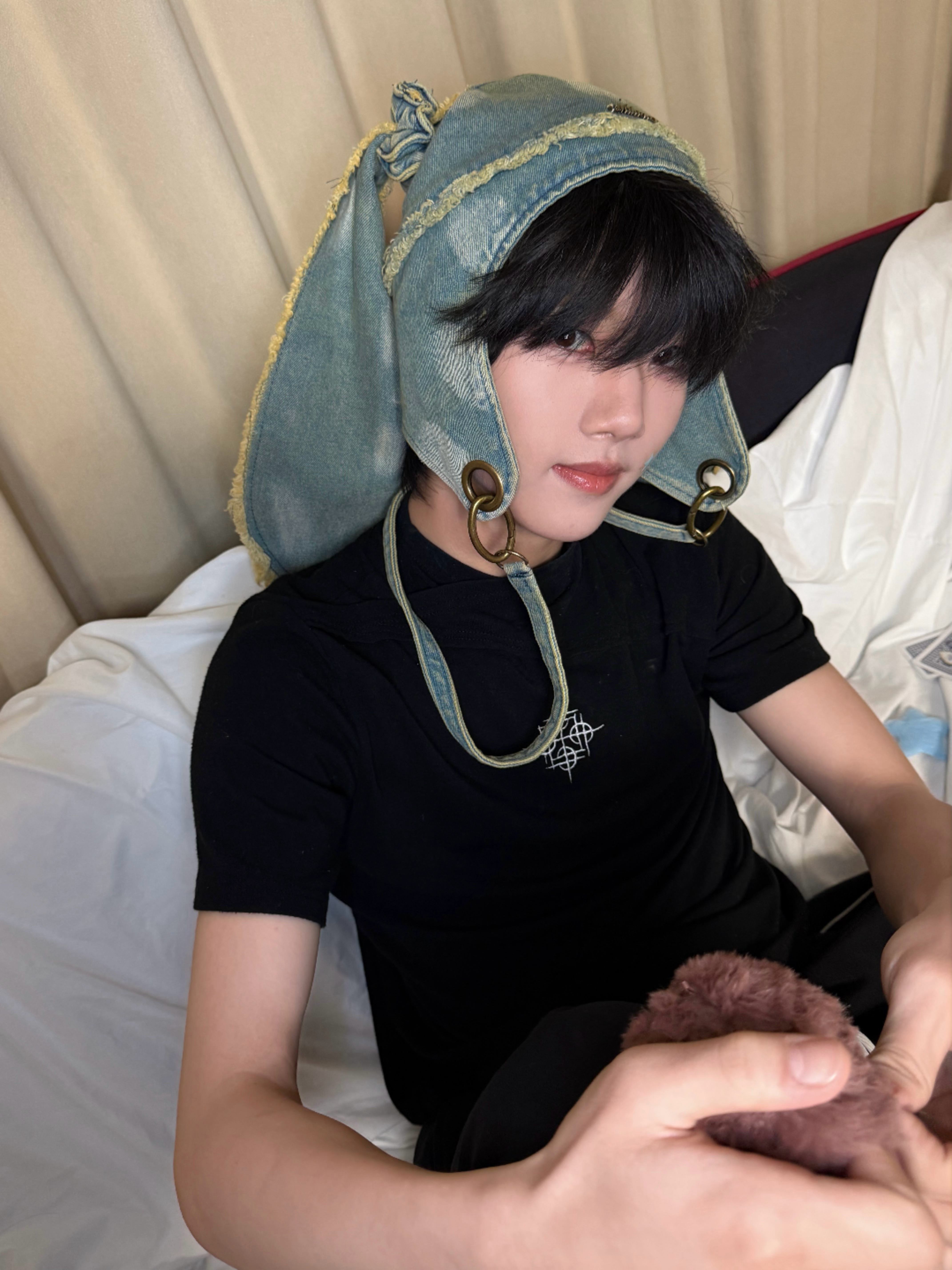 他在翻ok娃后脑勺的头发，眼睛还盯着镜头，好逗啊 ​​​